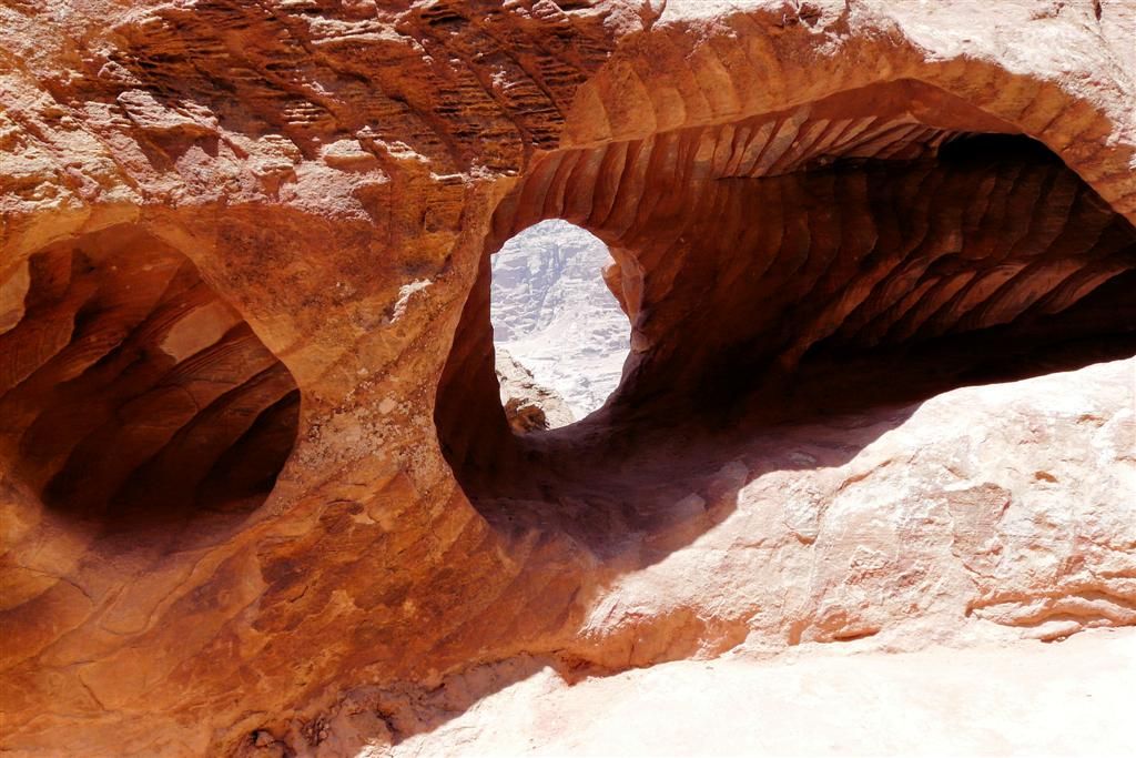 JORDANIЁ - PETRA - gekleurde rotsformatie
