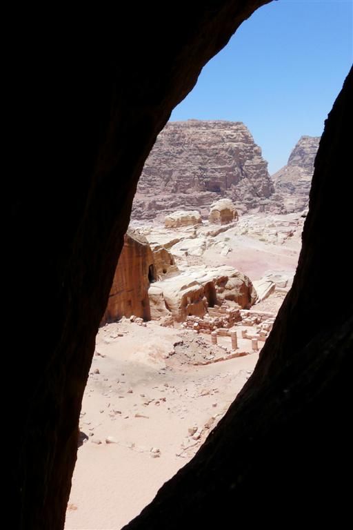 JORDANIЁ - PETRA - uitzicht vanuit rotsspleet