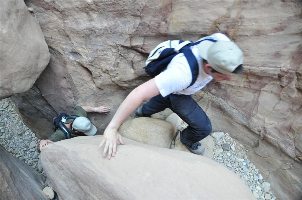 JORDANIЁ - PETRA - weer wat klimmen onderweg naar de al Muthlim-tunnel
