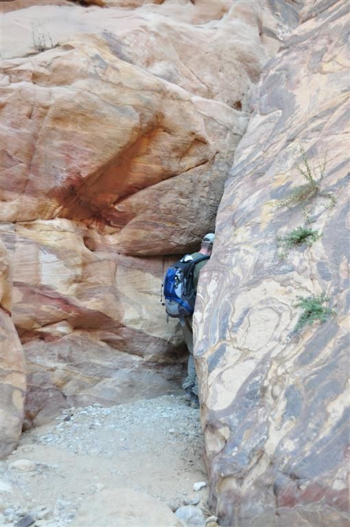 JORDANIЁ - PETRA - onderweg naar de al Muthlim-tunnel is Carlos nog net te zien