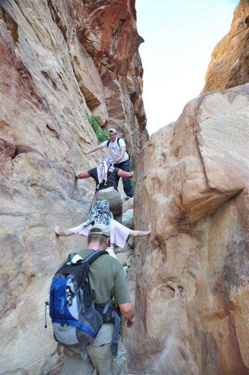 JORDANIЁ - PETRA - weer wat klimmen onderweg naar de al Muthlim-tunnel