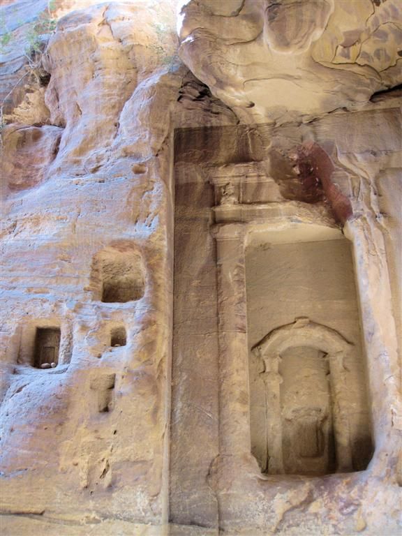 JORDANIЁ - PETRA - in rots gehouwen figuur onderweg naar de al Muthlim-tunnel