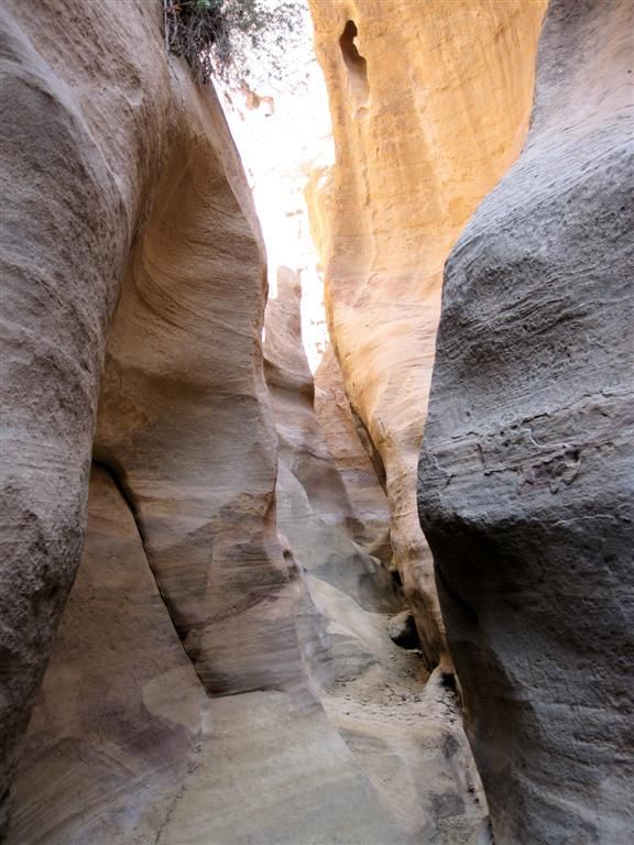 JORDANIЁ - PETRA - diverse rotsen onderweg naar de al Muthlim-tunnel