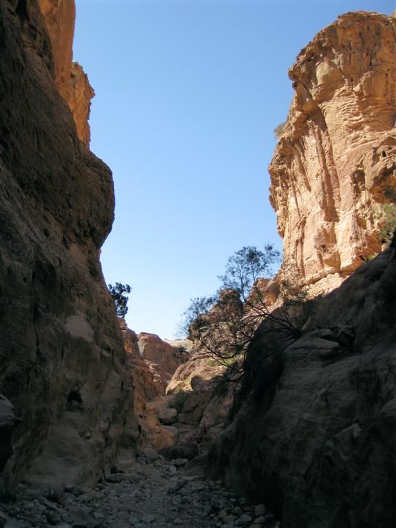 JORDANIЁ - PETRA - diverse rotsen onderweg naar de al Muthlim-tunnel