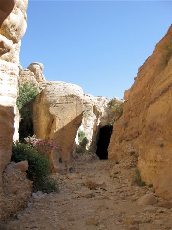 JORDANIЁ - PETRA - nog maar klein stukje en we zijn bij de al Muthlim-tunnel