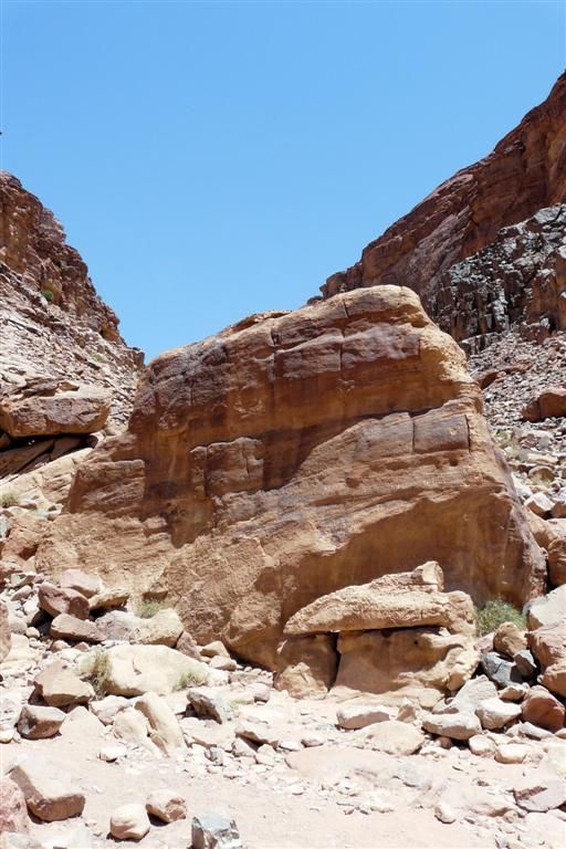 JORDANIЁ - WADI RUM - rotsformatie met Thamudische inscripties