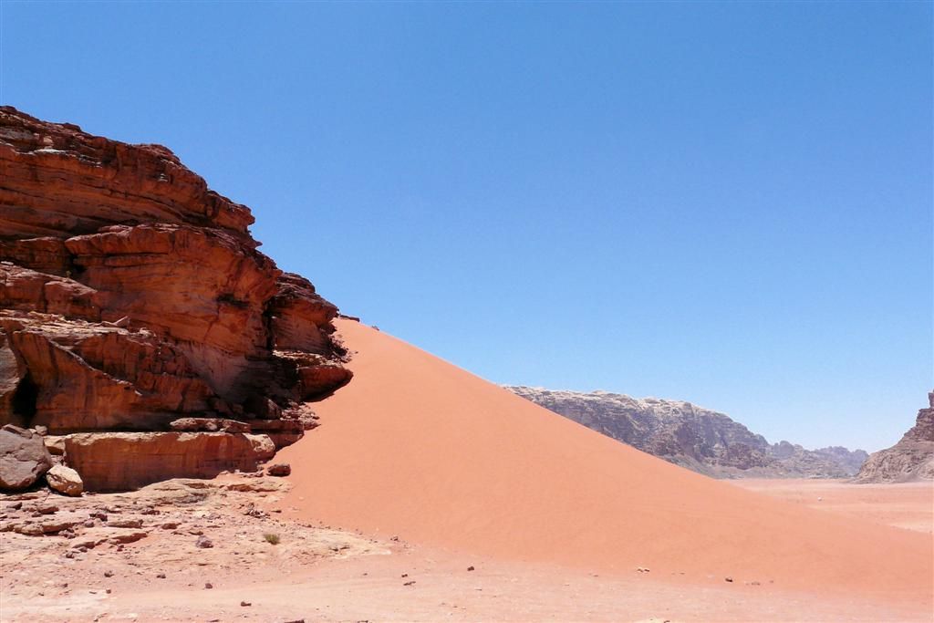 JORDANIЁ - WADI RUM - heuvel van woestijnzand