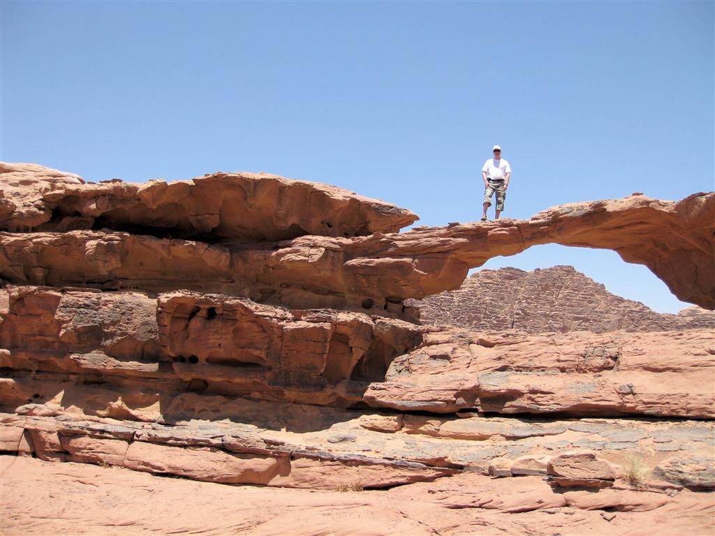 JORDANIЁ - WADI RUM - Carlos op de rotsbrug
