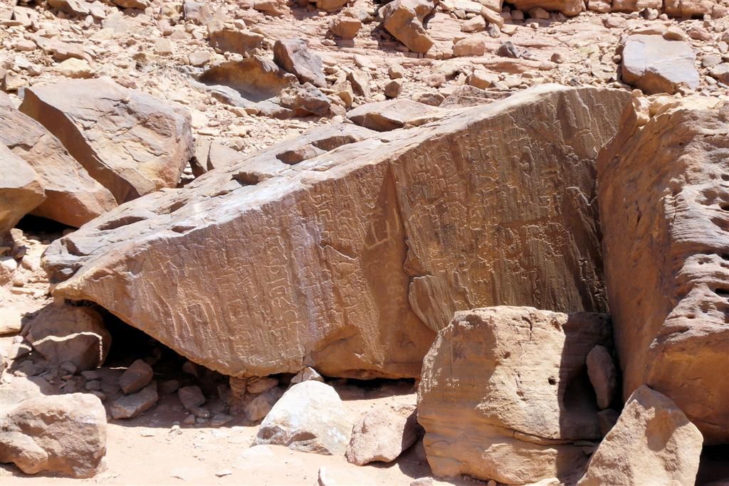 JORDANIЁ - WADI RUM - rots met Thamudische inscripties
