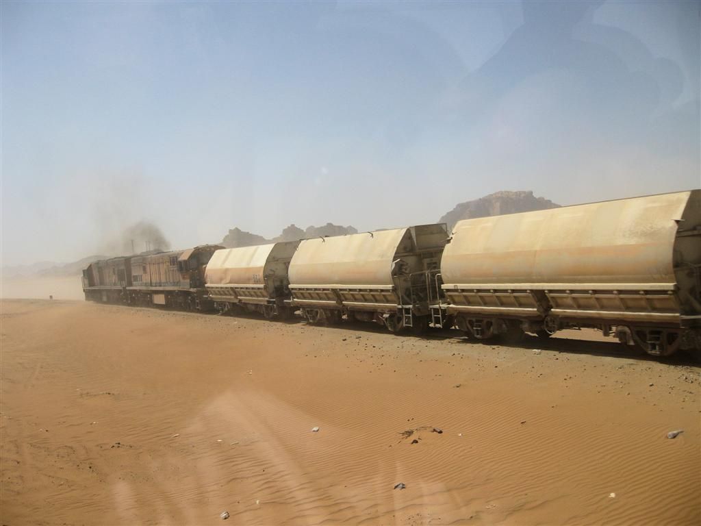 JORDANIЁ - WADI RUM - passerende trein