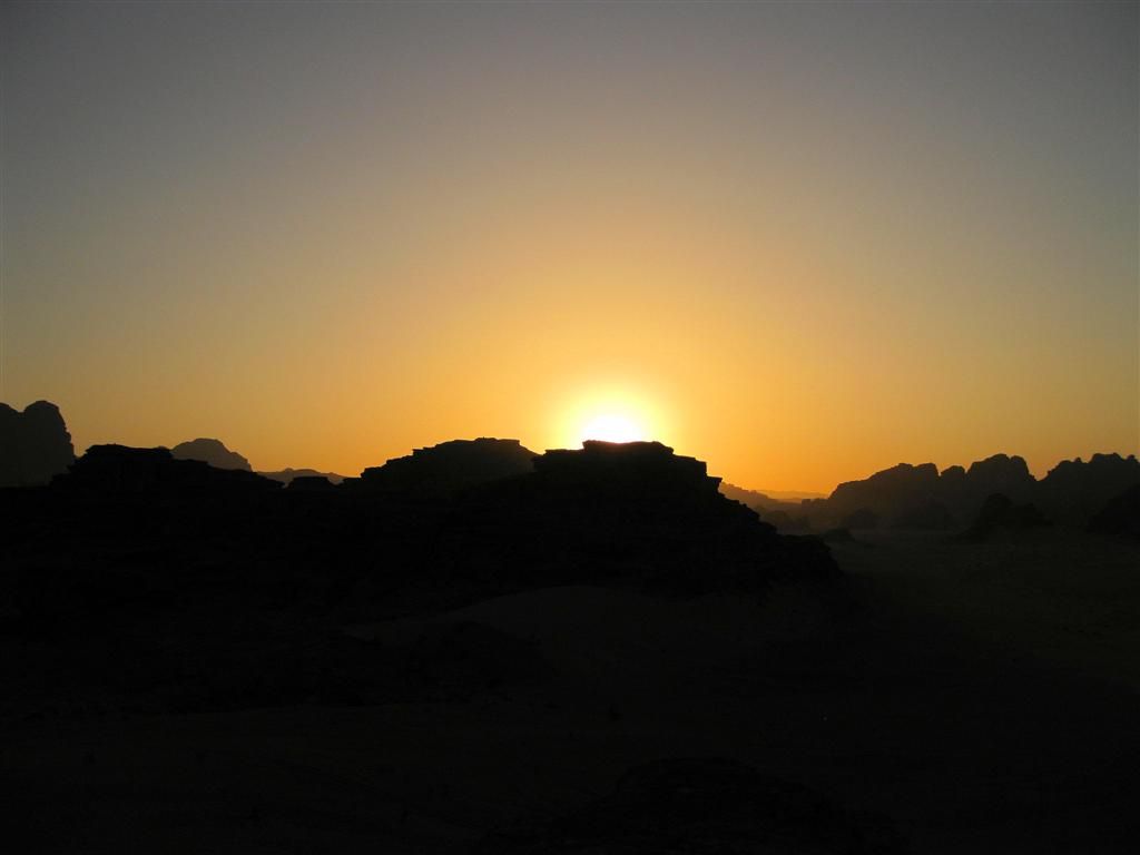 JORDANIЁ - WADI RUM - zonsondergang in de woestijn