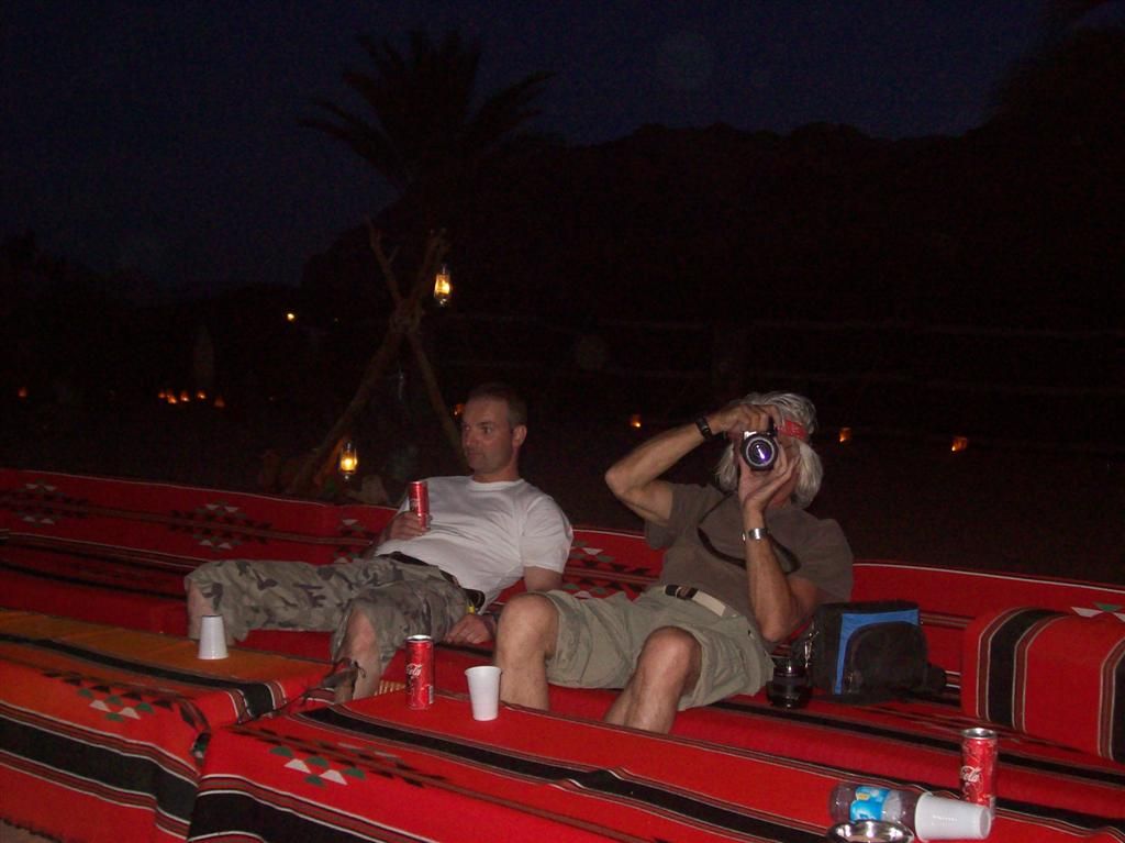 JORDANIЁ - WADI RUM - Carlos en Hans bij de overnachtingslocatie in de woestijn
