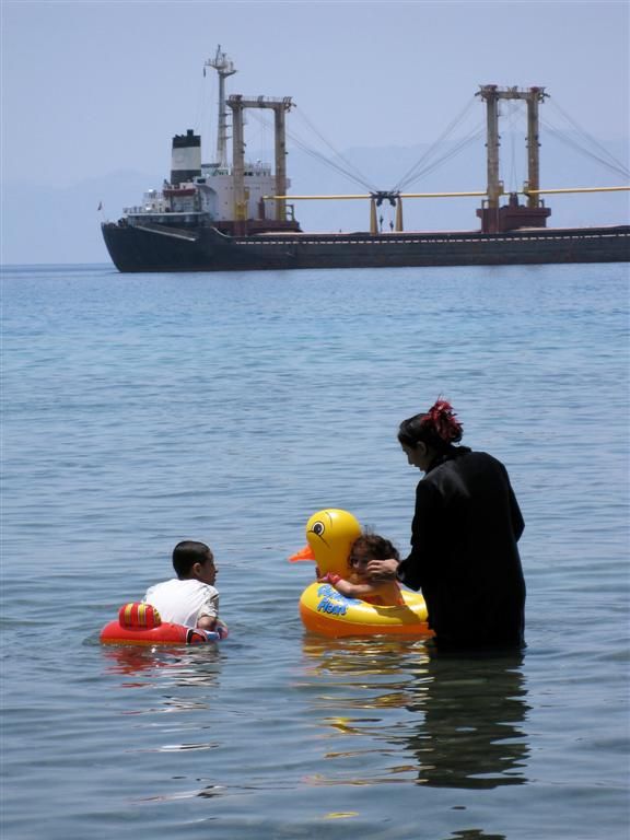 JORDANIЁ - AQABA - moeder en kinderen in Rode zee