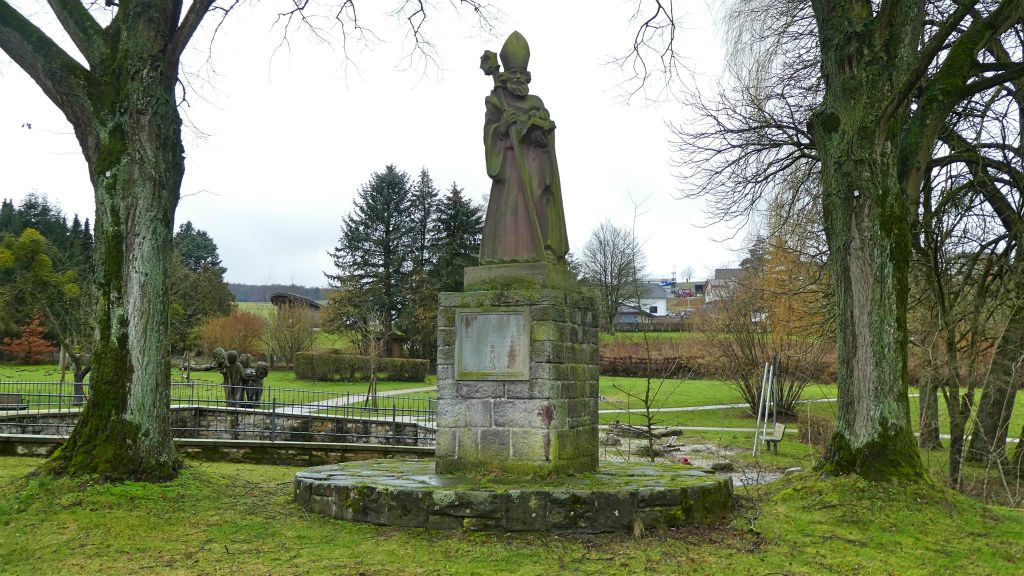 NIEHEIM - het Nicolaas monument