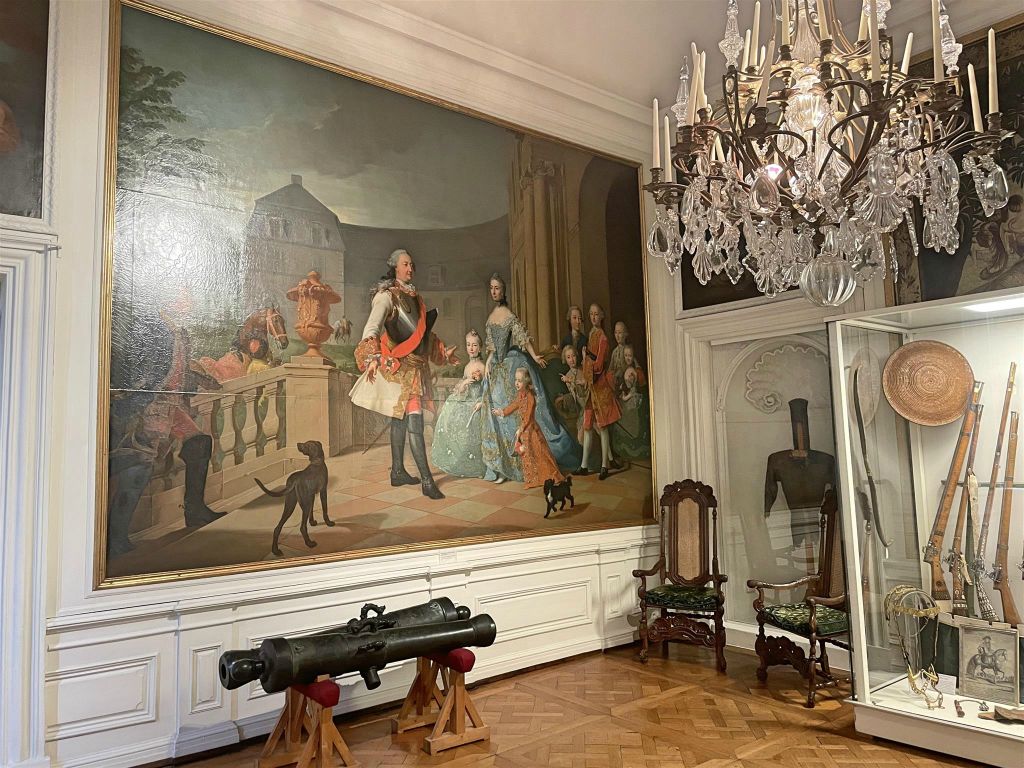 BAD AROLSEN - een ruimte van de wapenkamer van het kasteel van Bad Arolsen