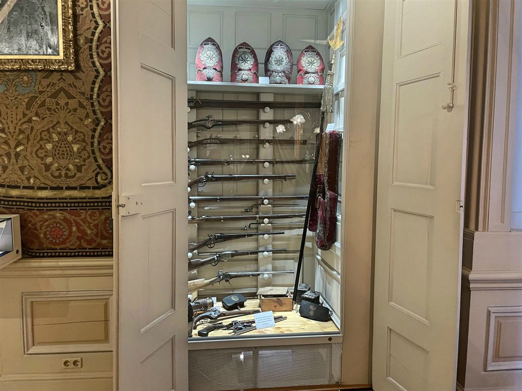 BAD AROLSEN - enkele geweren in de wapenkamer van het kasteel van Bad Arolsen