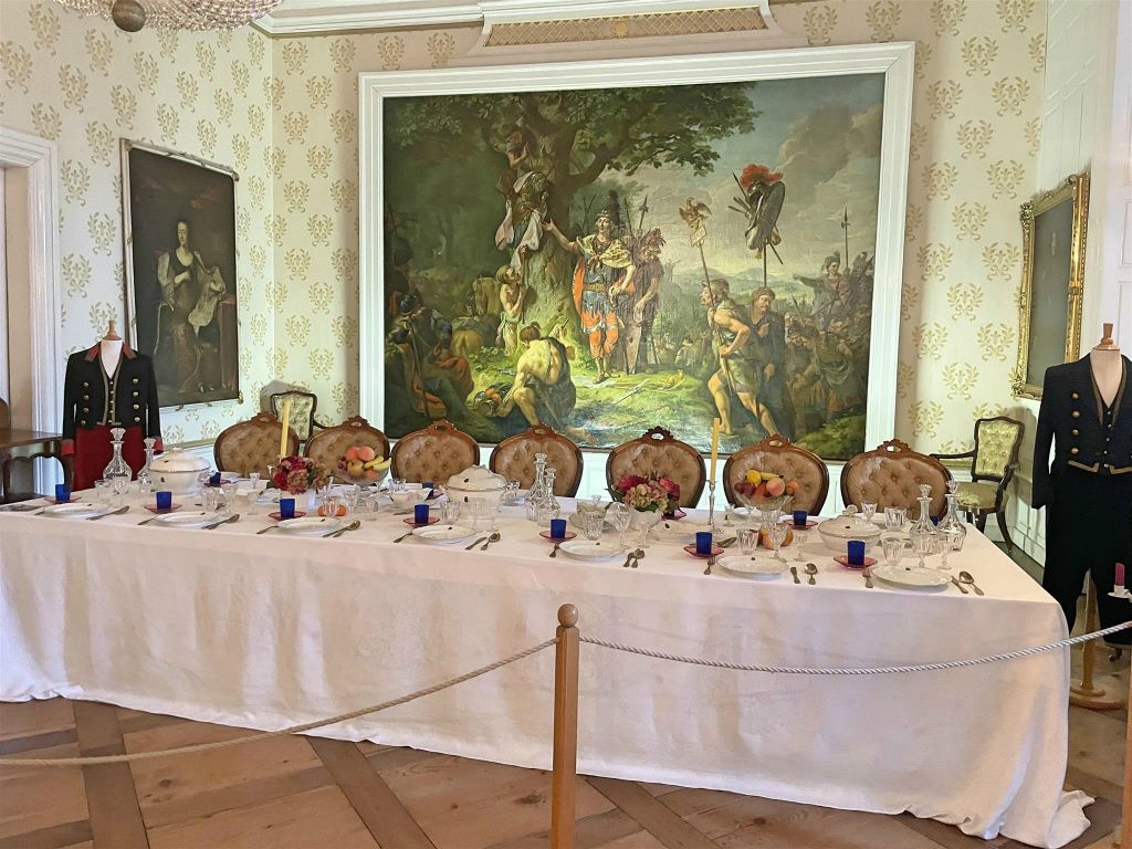 BAD AROLSEN - een gedekte eettafel in het kasteel van Bad Arolsen