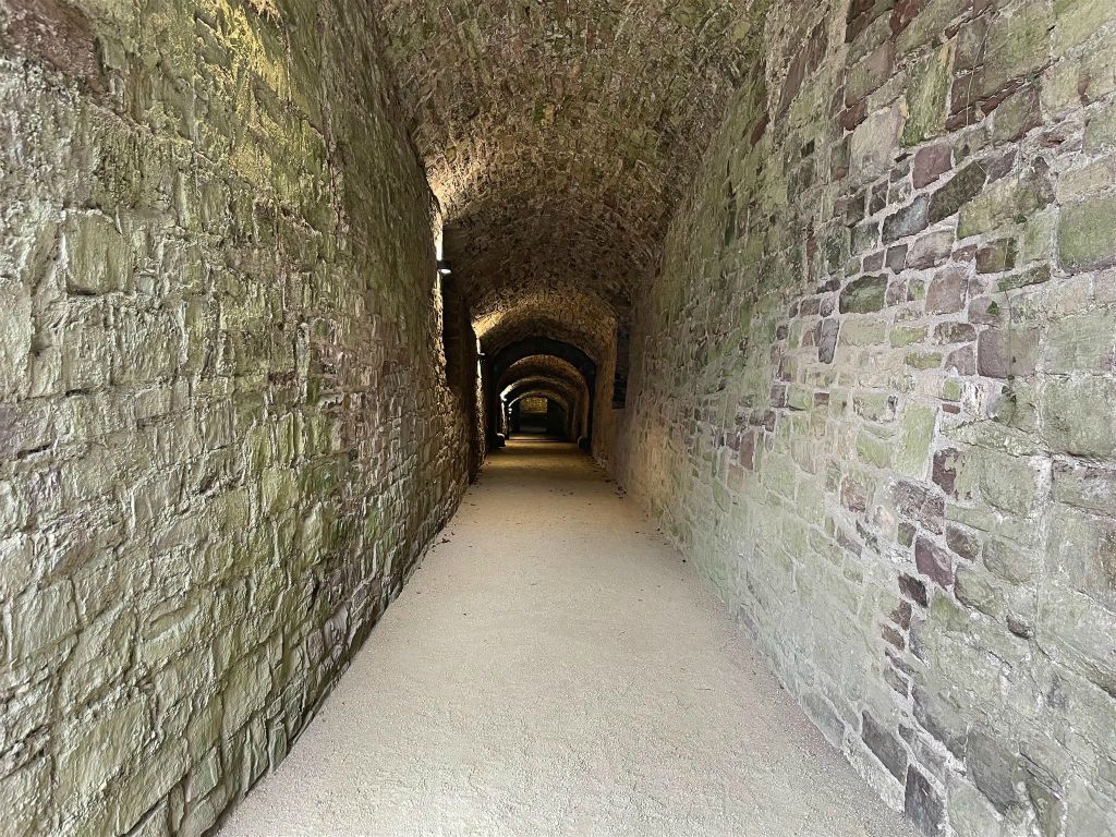 BAD PYRMONT - een gang bij het kasteel van Pyrmont