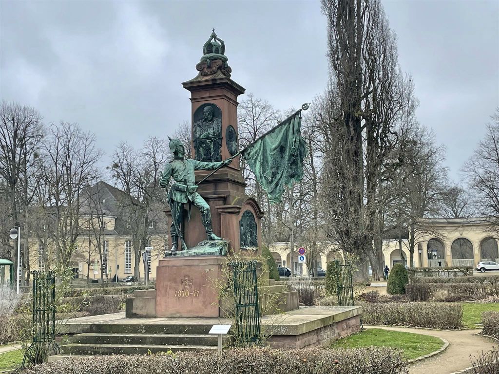 BAD PYRMONT - een oorlogsmonument op het plein Kaiserplatz