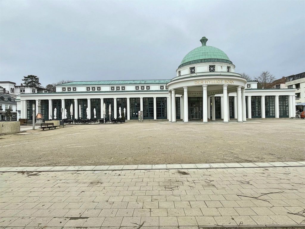 BAD PYRMONT - het gebouw Der Hyllige Born
