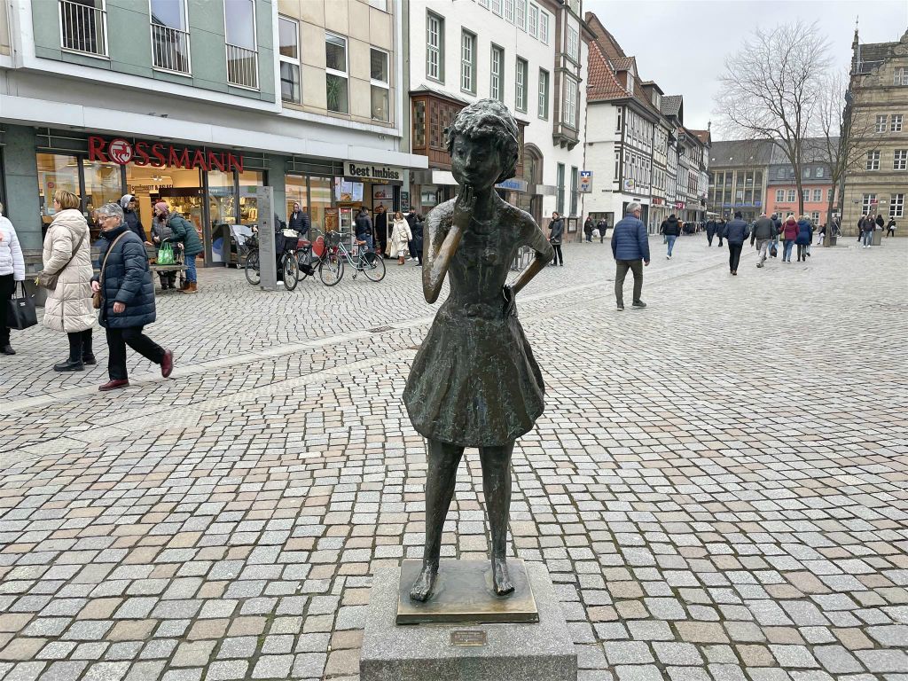HAMELEN - het beeld Die Neugierige