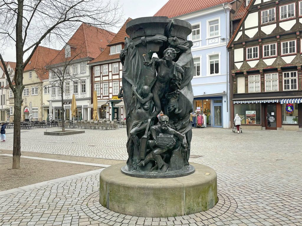 HAMELEN - het kunstwerk Die öffnung des Eisernes Vorhanges
