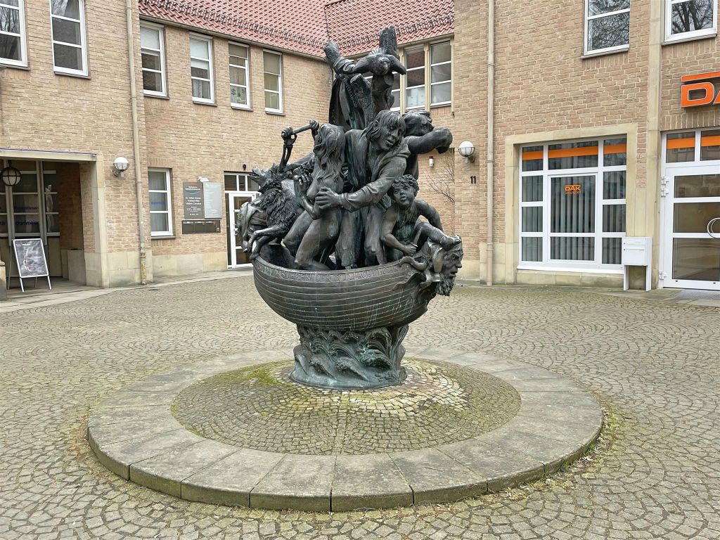HAMELEN - het kunstwerk Narrenschiff