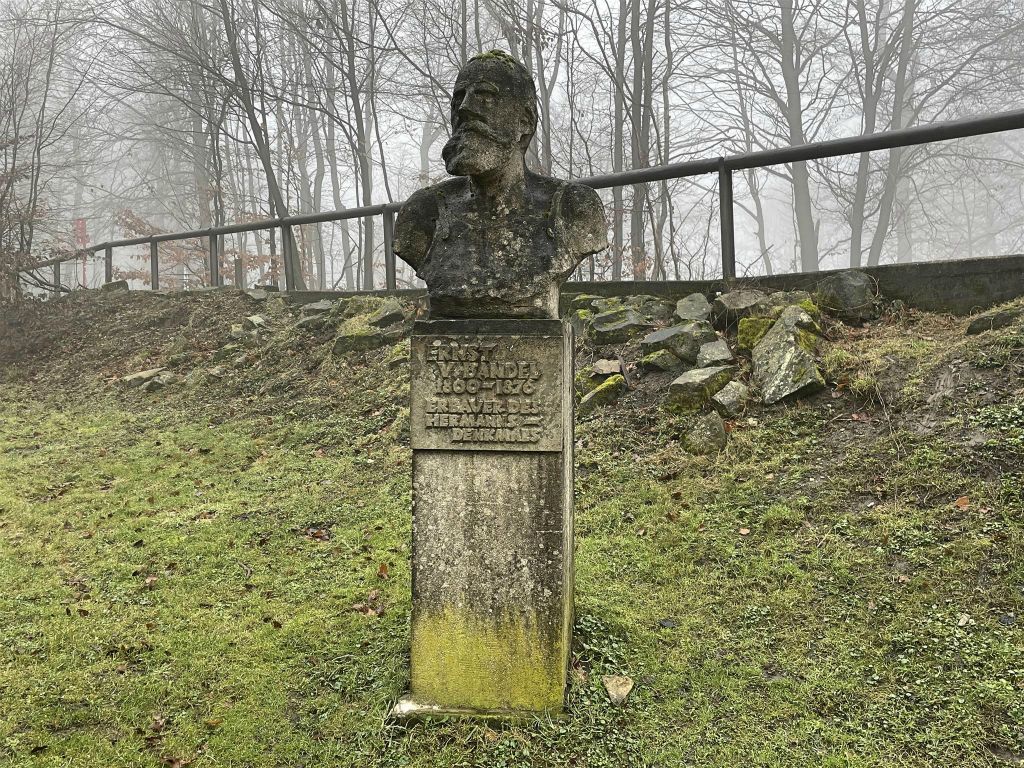 DETMOLD - een buste ter ere van de Duitse beeldhouwer Ernst von Bandel (1800-1876)