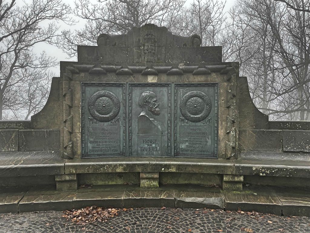 DETMOLD - een monument ter ere van de  Duitse beeldhouwer Ernst von Bandel (1800-1876)