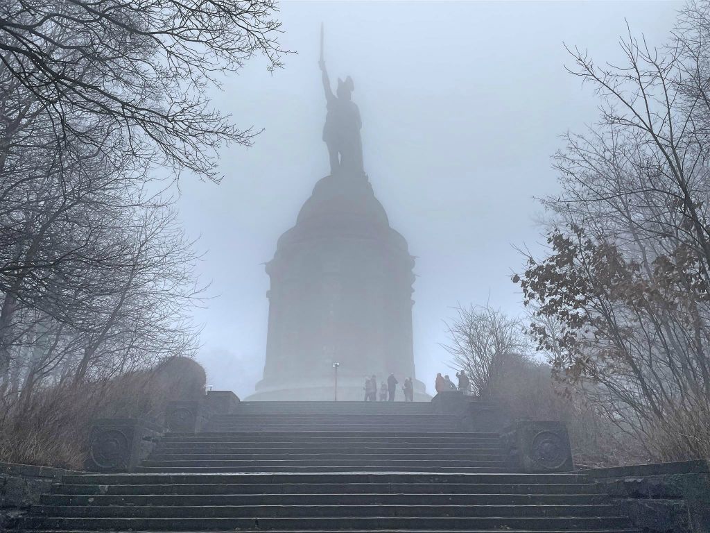 DETMOLD - het Hermannsdenkmal in de mist