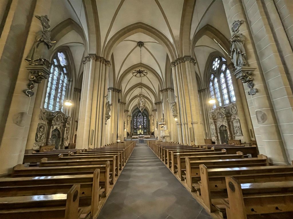 PADERBORN - binnen in de kathedraal van Paderborn