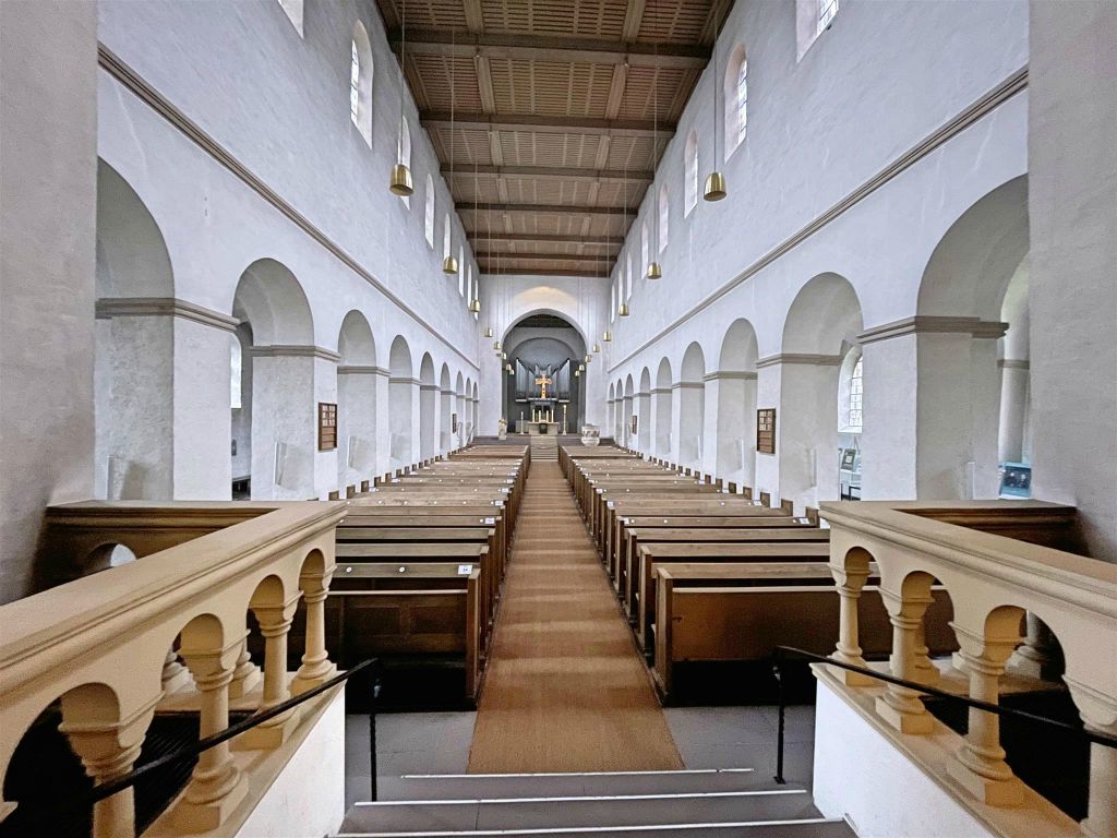 PADERBORN - binnen in de Abdinghofklooster kerk