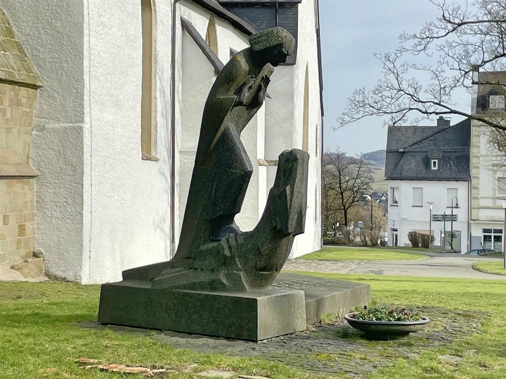 BRILON - een kunstwerk bij de proostkerk van St. Peter en Andreas