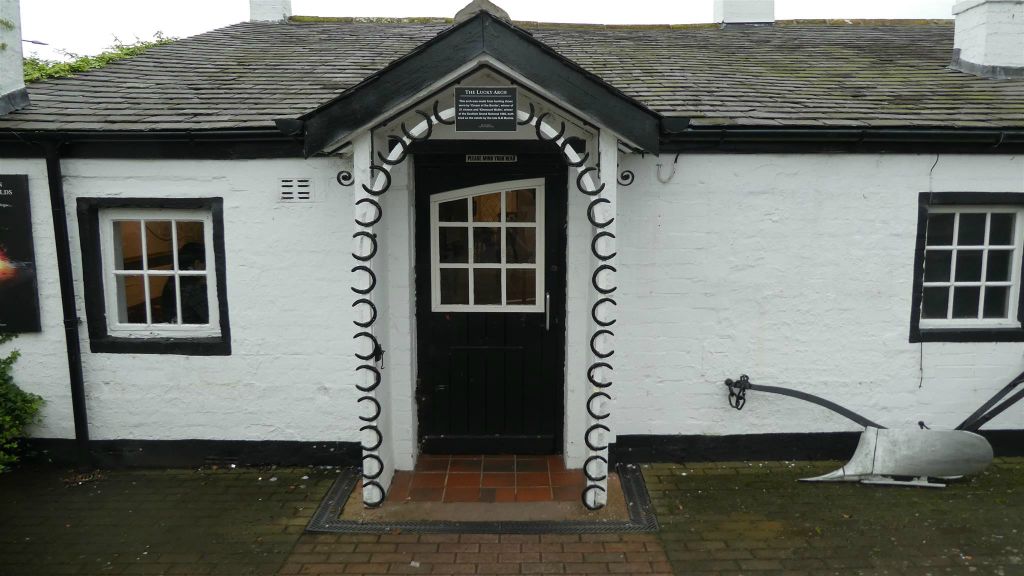 GRETNA GREEN - een geluksboog bij de Famous Blacksmiths Shop