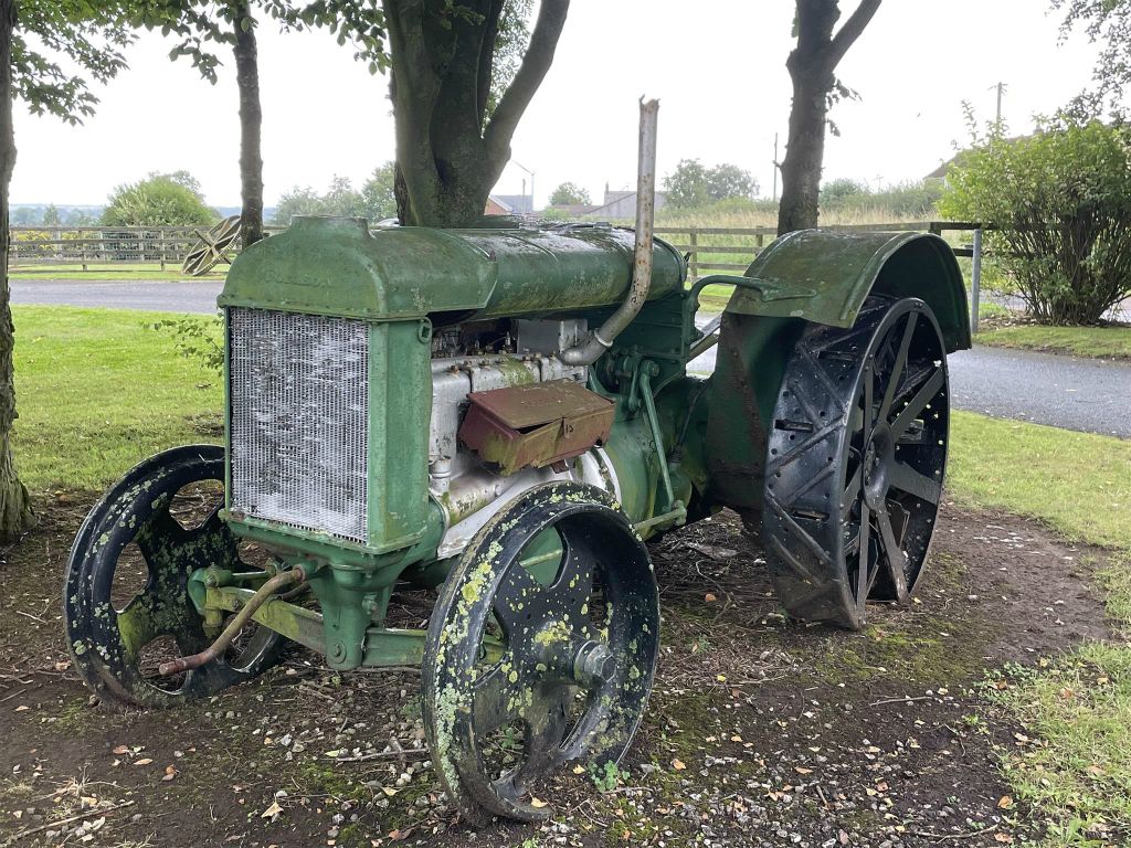 GRETNA GREEN - een oude Fordson tractor bij de Famous Blacksmiths Shop