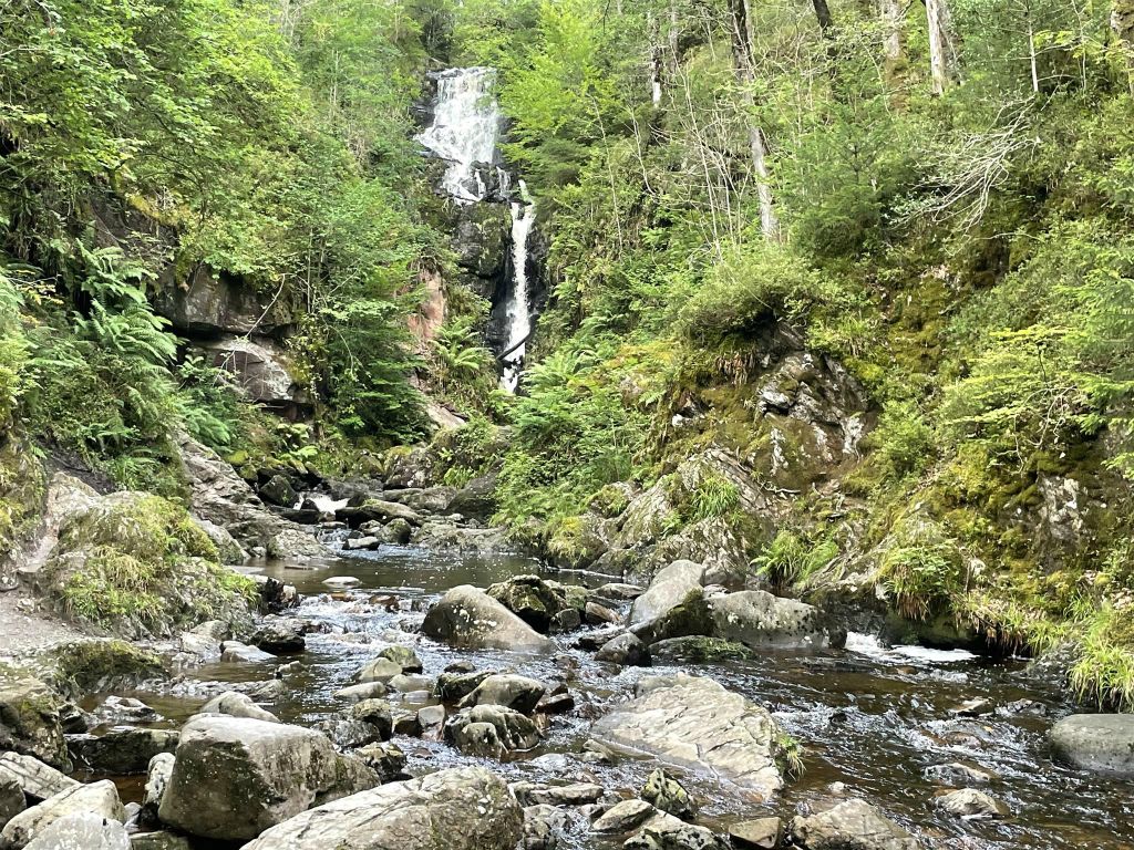 ABERFOYLE - een waterval in het Queen Elizabeth Forest park