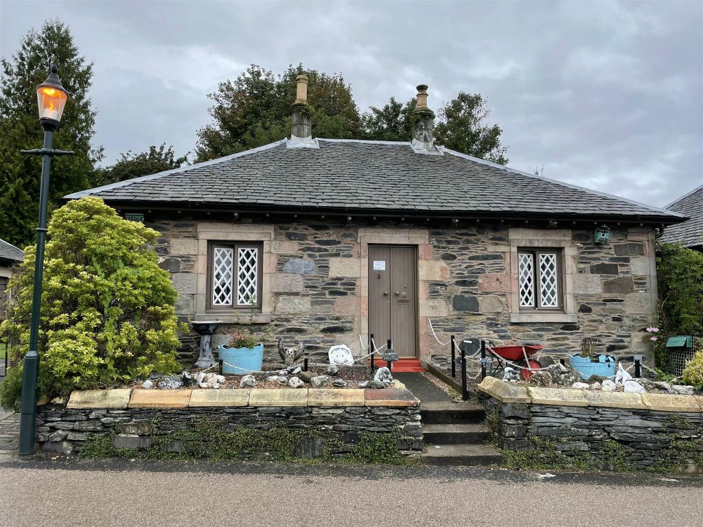LUSS - een huisje met een versierde tuin