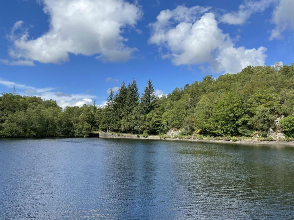 LOCH KATRINE - het uitzicht bij het meer Loch Katrine