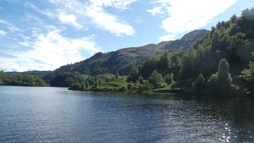 LOCH KATRINE - het uitzicht bij het meer Loch Katrine