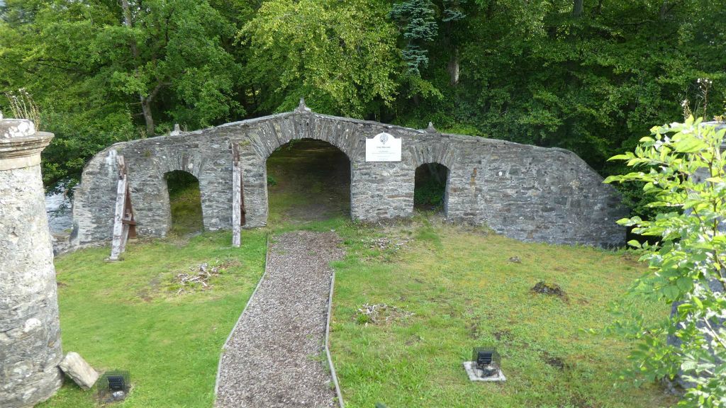 KILLIN - de ingang van de MacNab-begraafplaats