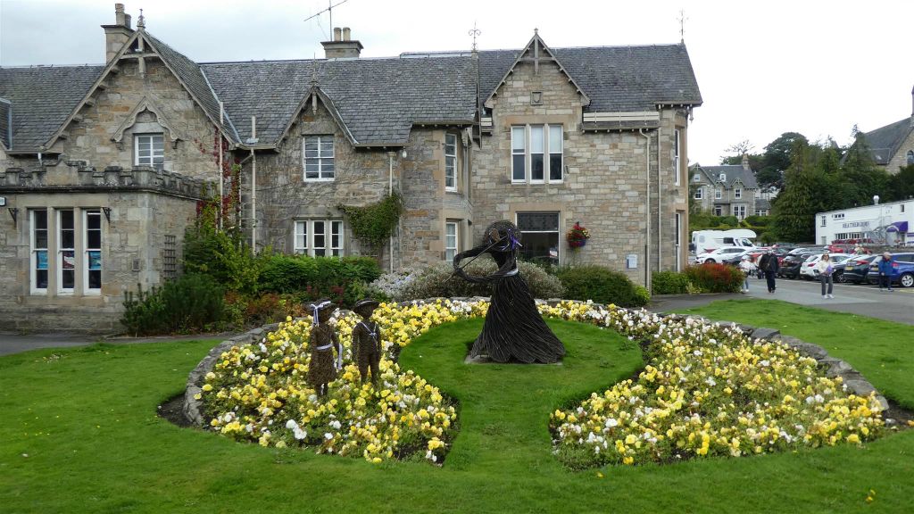 PITLOCHRY - de tuin bij het informatiecentrum VisitScotland Pitlochry iCentre