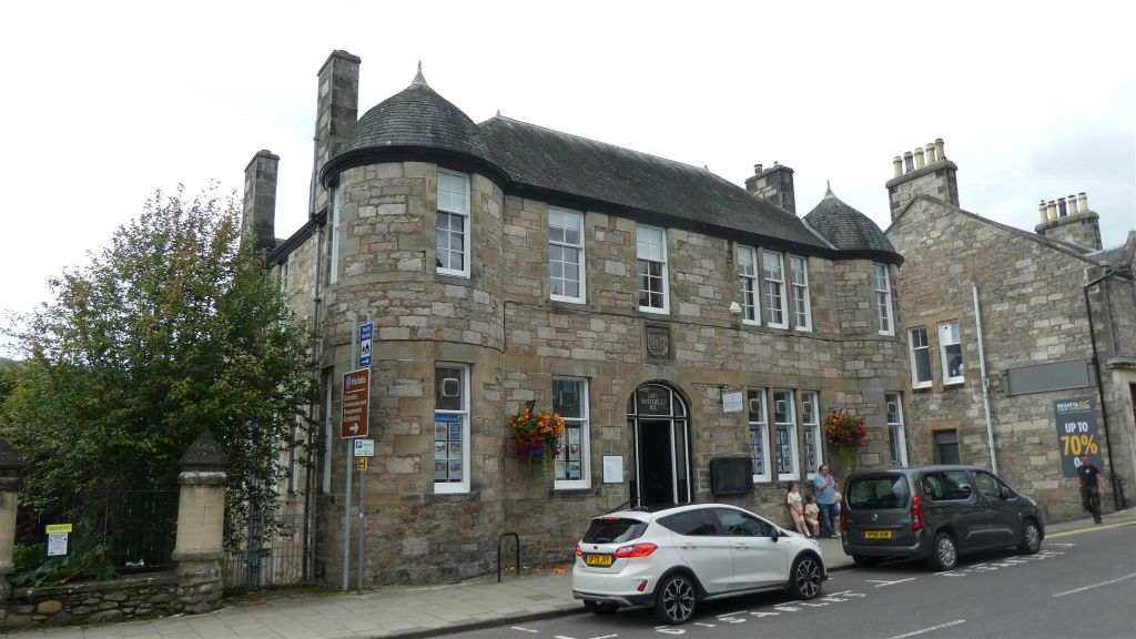 PITLOCHRY - het makelaarskantoor van J. & H. Mitchell