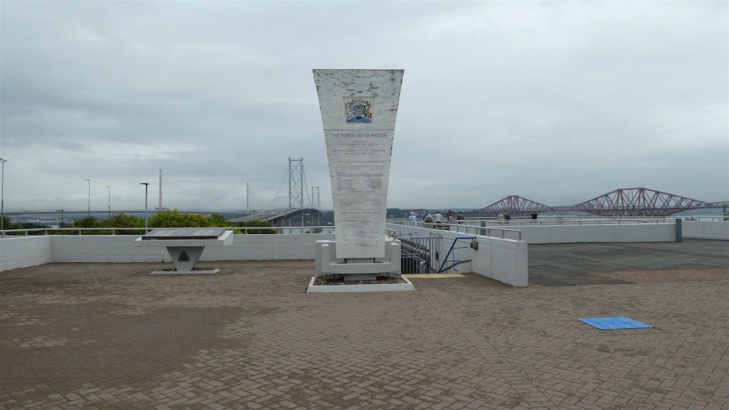 QUEENSFERRY - een monument ter ere van de opening van de Forth Road brug in 1964