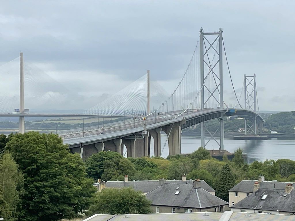 QUEENSFERRY - links de Queensferry Crossing brug en rechts de Forth Road brug