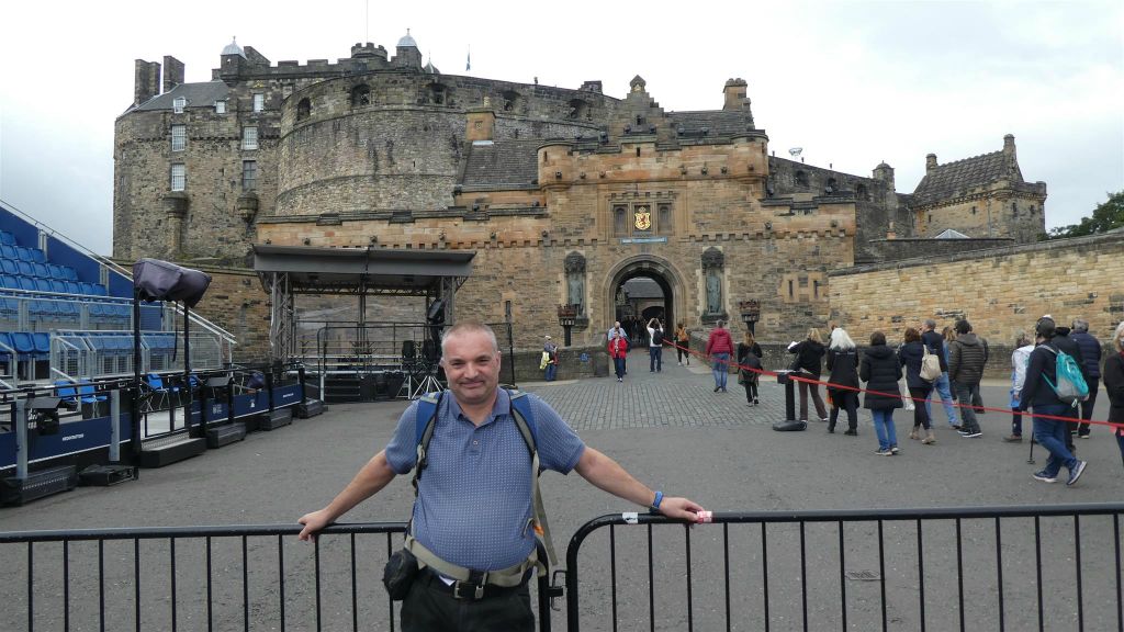 EDINBURGH - Carlos voor het kasteel van Edinburgh