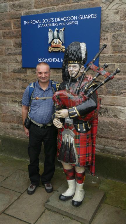 EDINBURGH - Carlos bij het Royal Scots Dragoon Guards museum bij het kasteel van Edinburgh