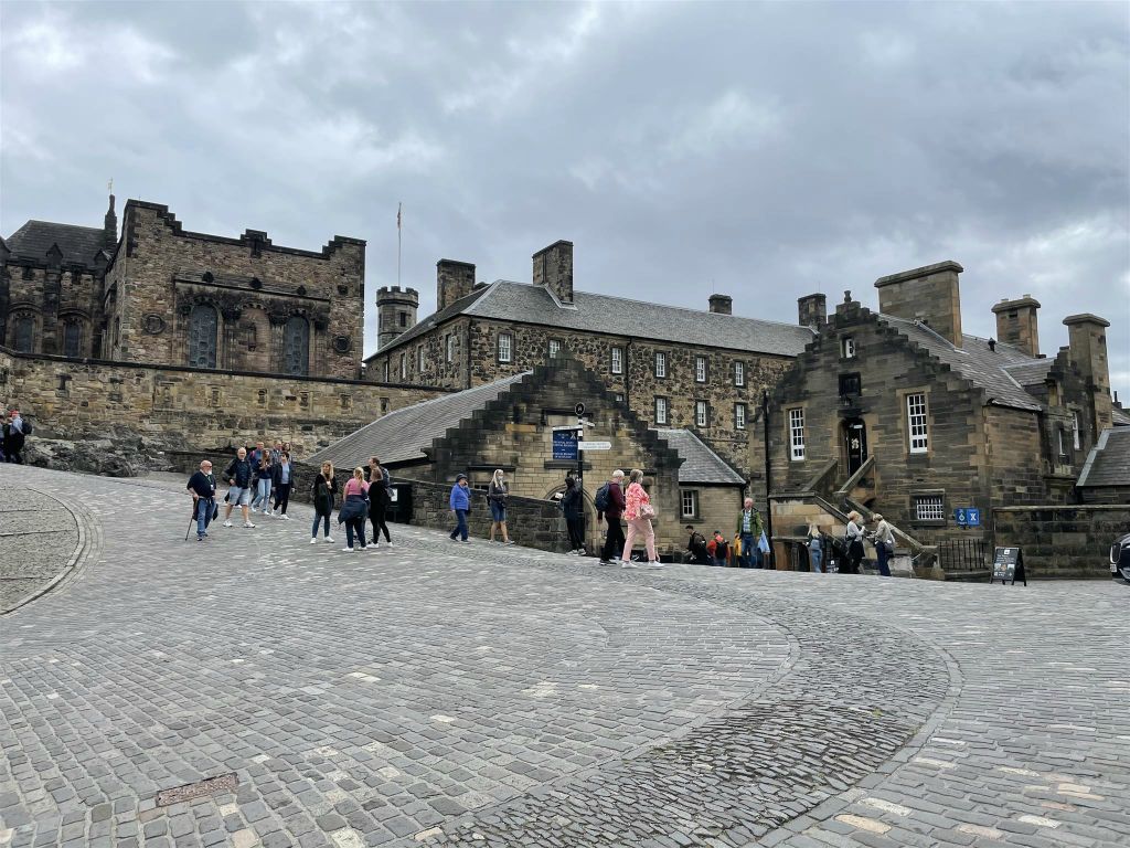 EDINBURGH - enkele gebouwen bij het kasteel van Edinburgh