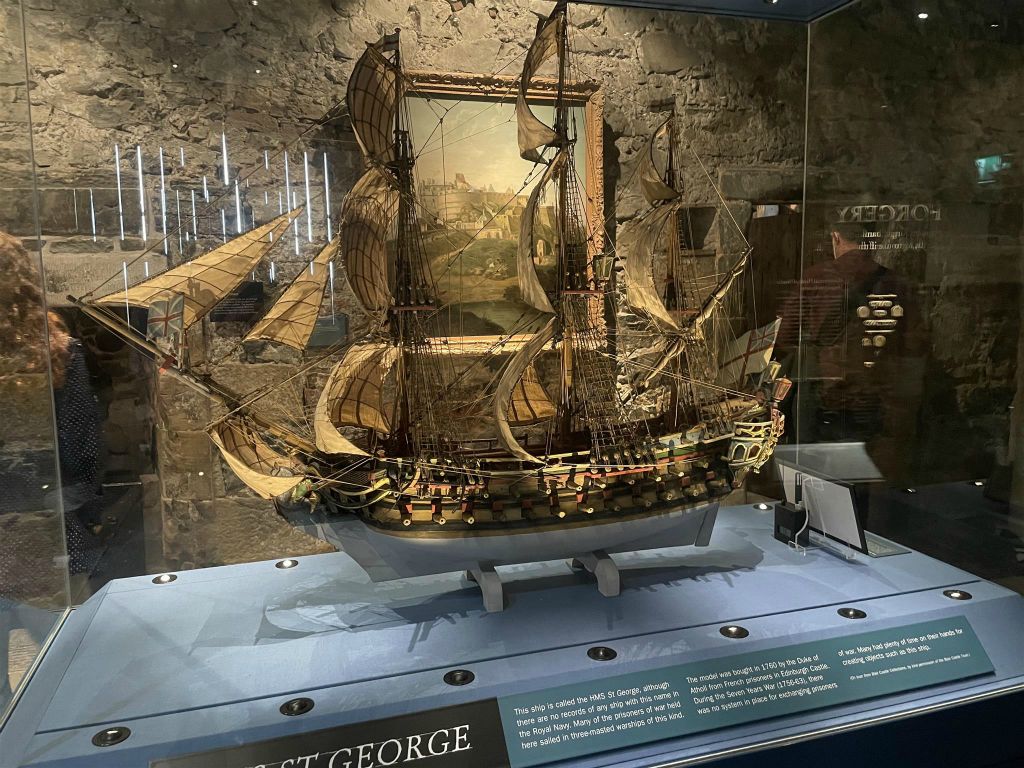 EDINBURGH - een model van het oorlogsschip HMS St George bij het kasteel van Edinburgh
