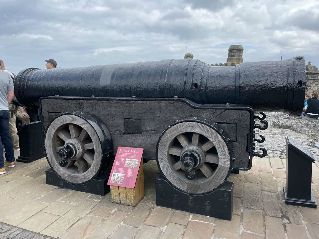 EDINBURGH - het reuzengeschut Mons Meg bij het kasteel van Edinburgh