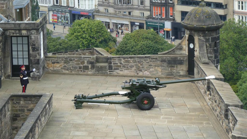 EDINBURGH - de One O'Clock Gun bij het kasteel van Edinburgh